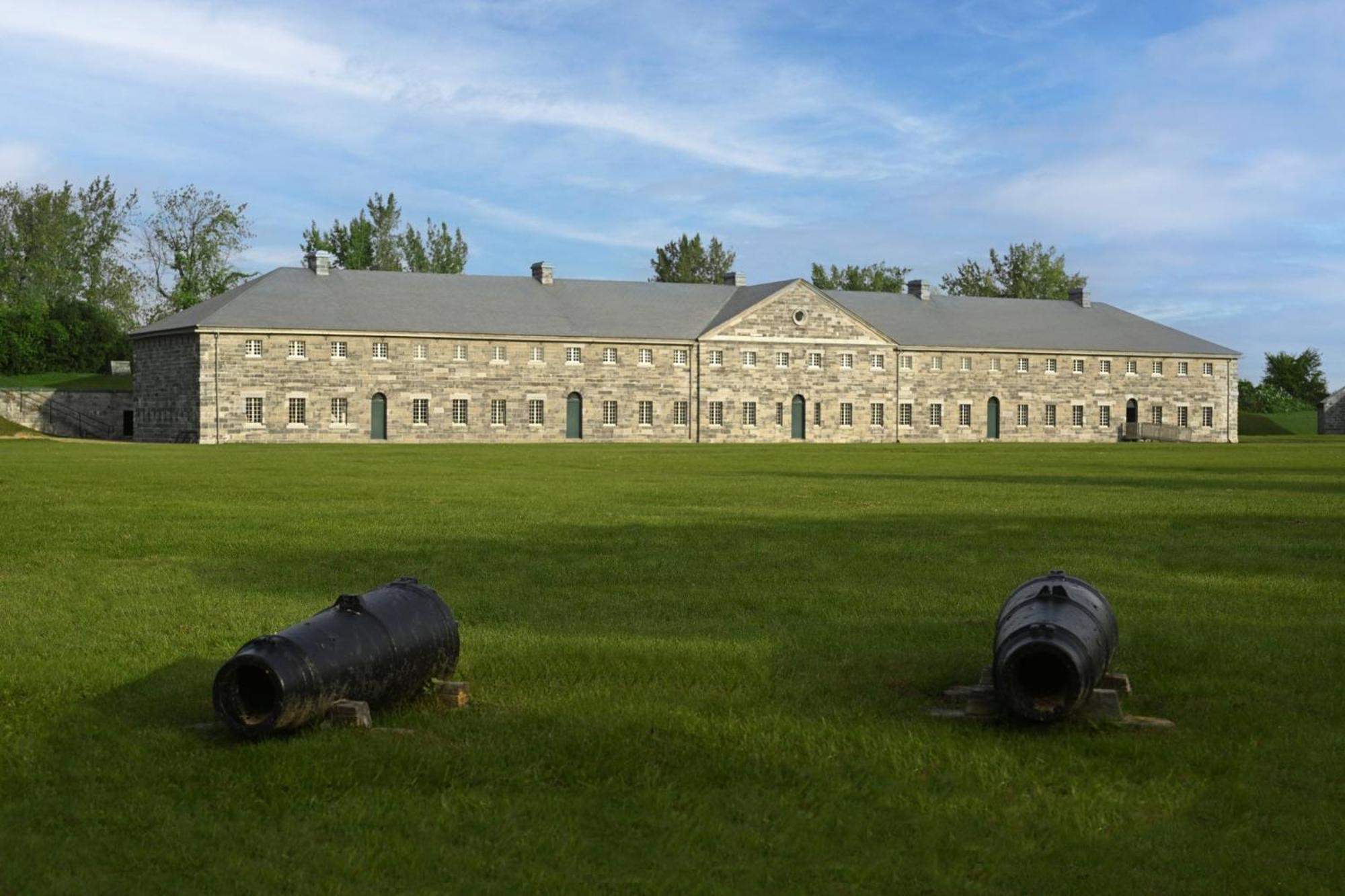 ควอลิตี้ โฮเต็ล เอ ซองทร์ เดอ กงเกร Hotel Saint-Jean-sur-Richelieu ภายนอก รูปภาพ